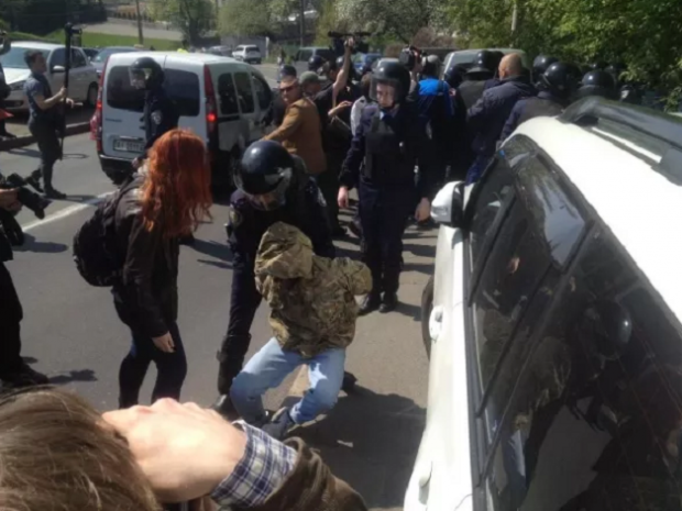 Затриманих у Києві антикомуністів відпустили, одного міліціонера госпіталізували