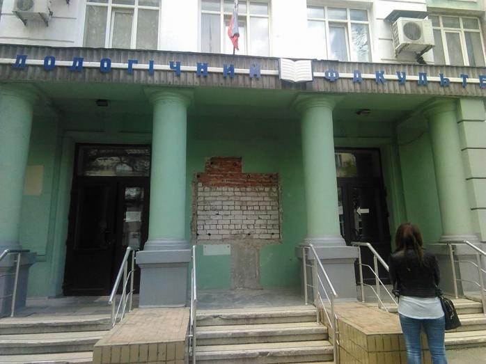 В Донецке сняли барельеф Стусу со стены университета (ФОТО)