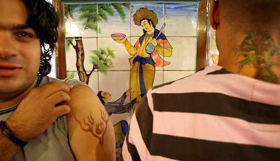 В Иране мужчинам запретили делать татуировки и «сатанинские» стрижки