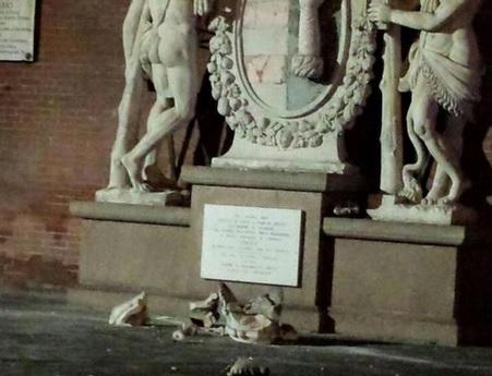 Туристи зруйнували скульптуру в Італії під час фотографування селфі