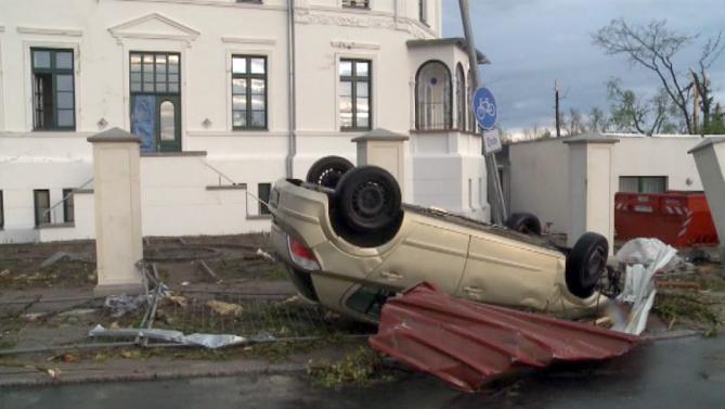 В немецком городе Бютцов сильный ветер перевернул много машин, пострадали люди. Фото АР