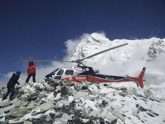 В Непале жители горного села выкидывали иностранцев из спасательных вертолетов