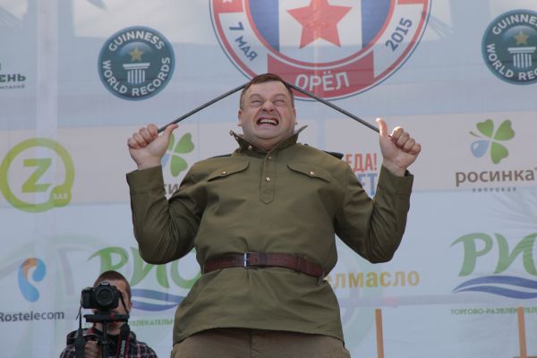 Умом Россию не понять: российский чиновник не в первый раз ставит рекорд по сгибанию прутьев на голове. Фото из открытых источников