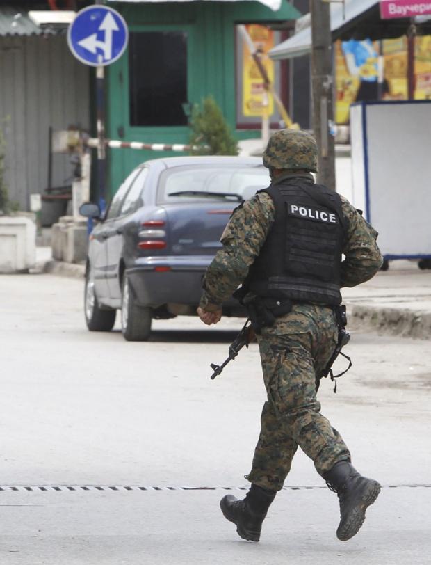 В Македонии боевики убили пятерых полицейских и ранили еще 30