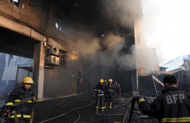 Жертвами пожара на обувной фабрике в столице Филиппин стали уже более 70 человек