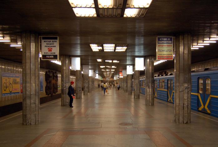 В Киеве на станции метро «Петровка» женщина бросилась под поезд