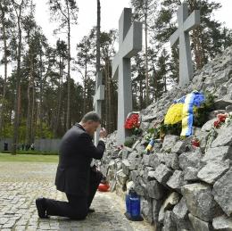Порошенко заявив про очищення України від символів комунізму