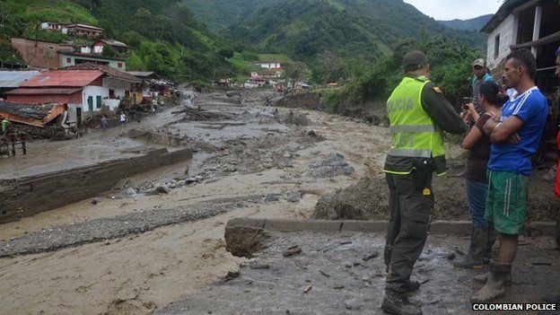 Потоки грязи и камней разрушили много домов в провинции Колумбии.