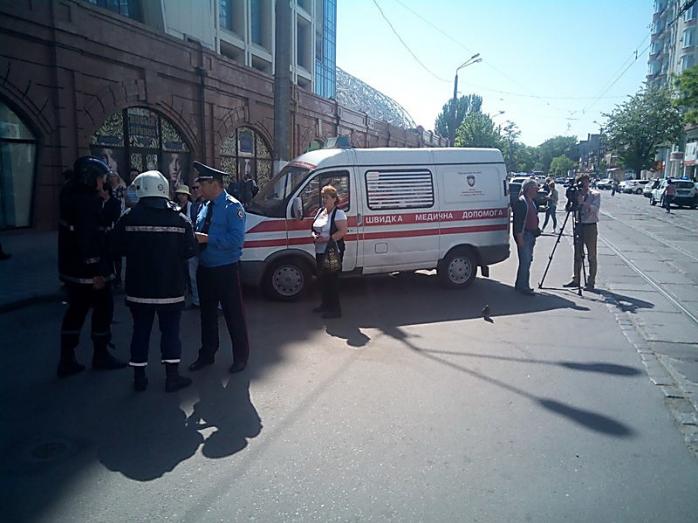 В Одессе вооруженный мужчина захватил заложников в аптеке: двух женщин удалось освободить