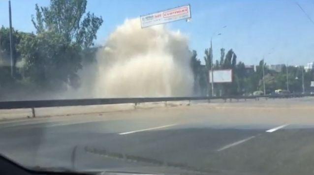 У Києві прорвало трубу, автомобілі по Дружби Народів їхали в окропі (ВІДЕО)