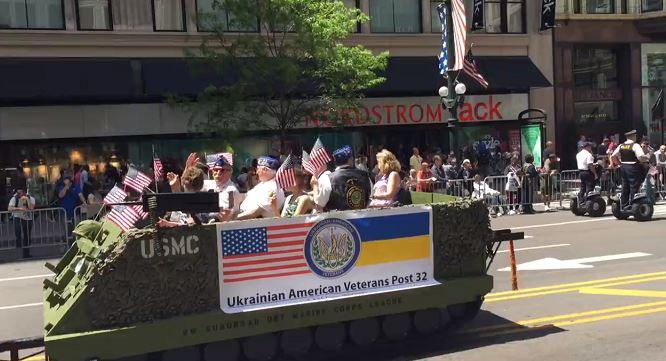 Марш ветеранов в центре Чикаго прошел под украинскими флагами (ФОТО, ВИДЕО)