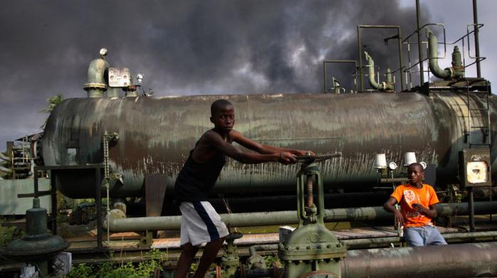 Енергетична криза в Нігерії: транспорт стоїть, будинки знеструмлені