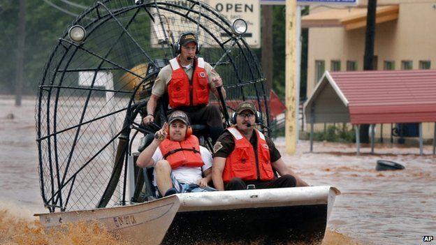 У США через сильні зливи затопило декілька штатів. Люди рятувалися на дахах (ФОТО)