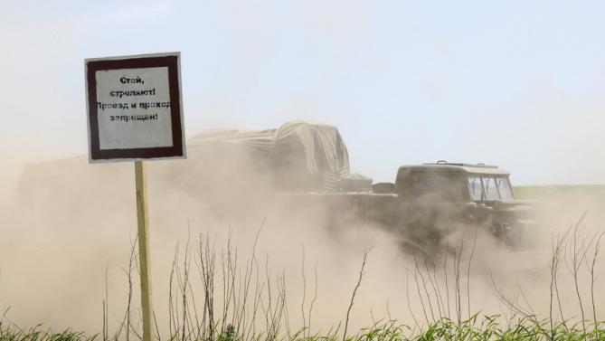 Вантажівка і система пуску ракет на Кузьмінському військовому полігоні недалеко від села Чкалове в Ростовській області 24 травня 2015 року. Фото Reuters