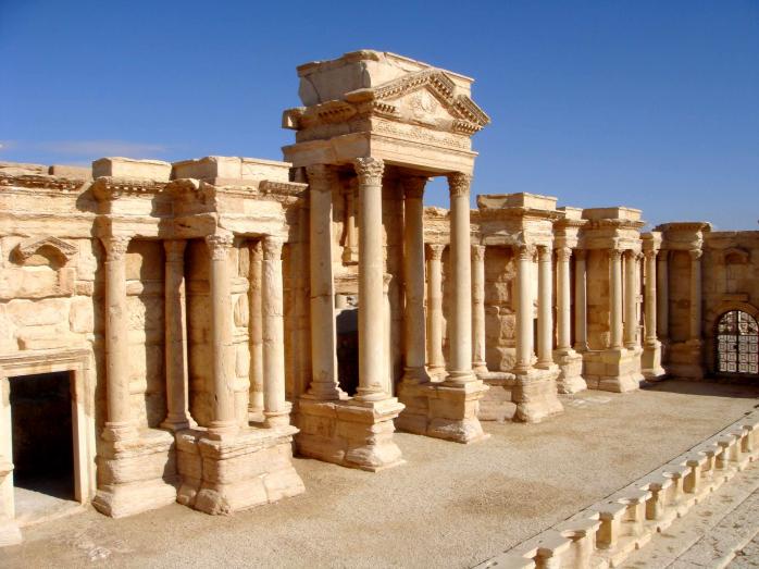 Сирийская авиация бомбит захваченную ИГИЛ древнюю Пальмиру