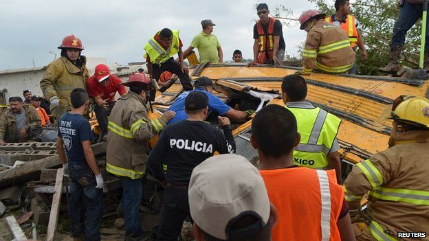 Спасатели ищут жертв торнадо в Мексике под завалами 750 поврежденных домов.