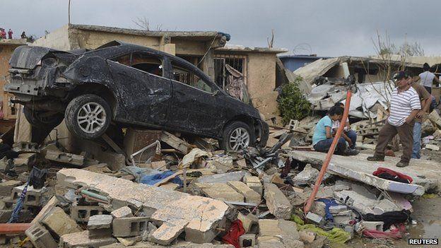Торнадо в Мексике: ветром вырвало из рук матери коляску с ребенком, разрушен пограничный город (ФОТО)