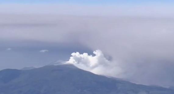В Японии началось извержение вулкана: объявлен высший уровень тревоги (ВИДЕО)