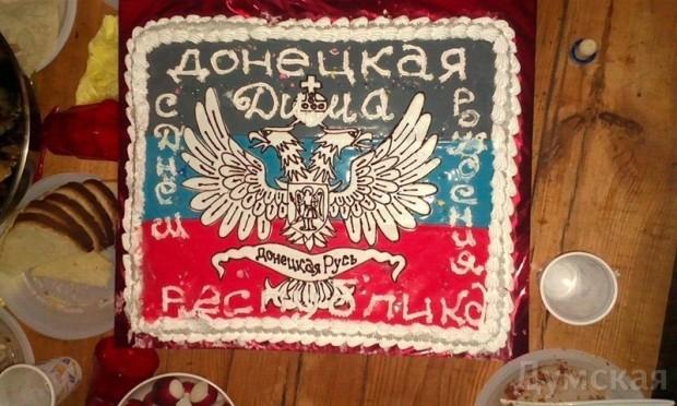 В Одесі на вечірці у працівника церкви вилучили торт із прапором ДНР і зброю — ЗМІ
