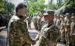 Порошенко наградил военных, которые задержали российских диверсантов