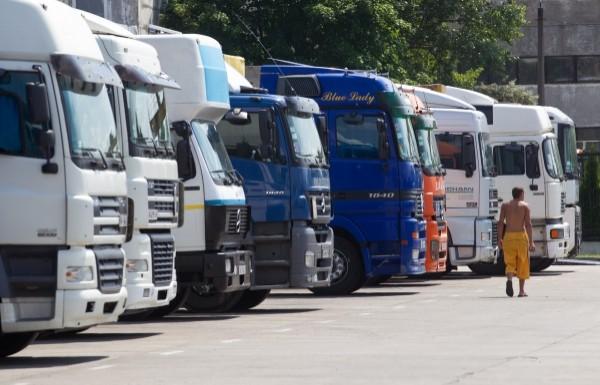 В Украине ограничили движение грузовиков в жаркое время