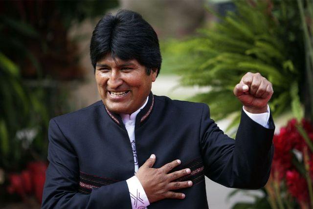 В Боливии полицейские обстреляли машину президента страны