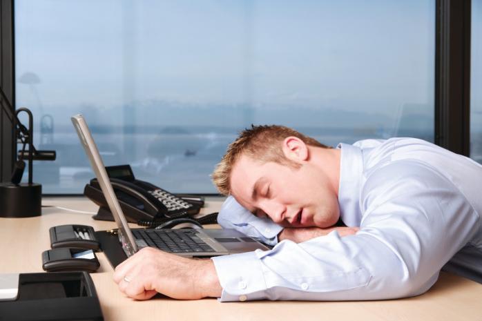 Брак сну впливає на продуктивність більше, ніж алкоголь і сигарети
