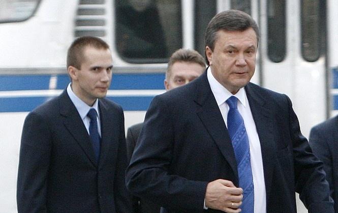 Отец и сын Януковичи снова жалуются на санкции ЕС