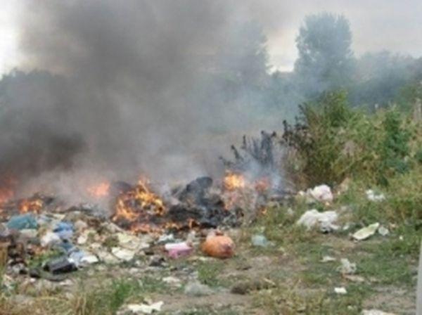В Киеве вторые сутки горит мусор на площади 1,5 гектара