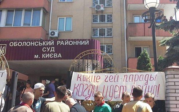 Під судом у Києві «Правий сектор» вимагає звільнити нападників на гей-парад