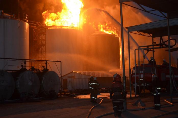 На горящей под Киевом нефтебазе произошел взрыв, погибли пожарные