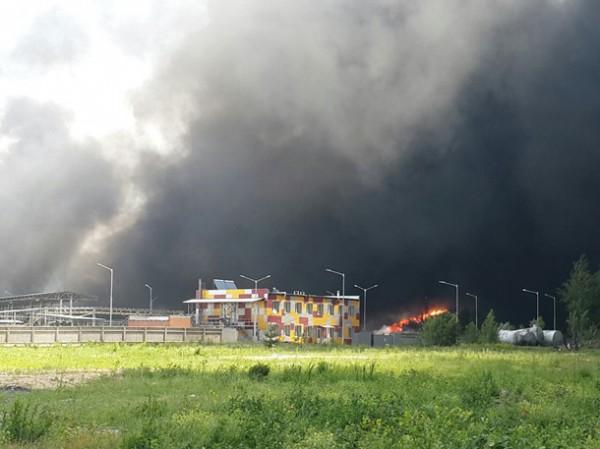 Из-за пожара под Киевом спасатели эвакуируют жителей прилегающих населенных пунктов