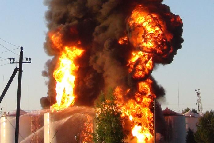 Кабмін проводить екстрене засідання через пожежу на нафтобазі