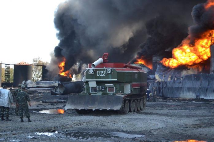 Рятувальникам вдалося загасити ще дві цистерни з нафтою під Васильковом