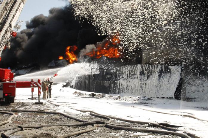 На ранок четверга пожежа на нафтобазі під Києвом триває — ДСНС