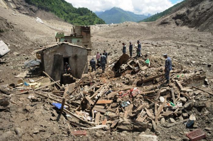В Непале в результате оползня погибли по меньшей мере 15 человек