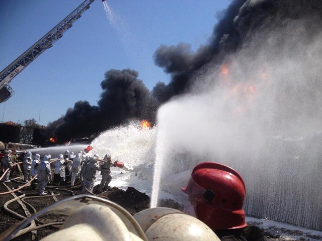Спасатели контролируют половину территории пожара под Киевом, сохраняется угроза взрывов