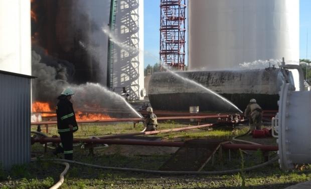 Под Васильковом продолжают гореть два резервуара с топливом, найдено еще одно тело