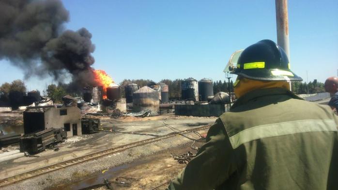 Дым от пожара на нефтебазе относит в сторону Киева — мэр Василькова
