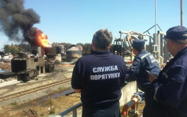 На нефтебазе под Киевом продолжается пожар