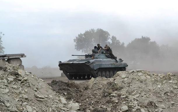 Террористы на Донбассе бьют из танков, «Градов» и гаубиц, близ Широкино есть раненые