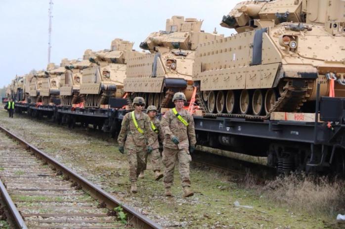 Глава Пентагону підтвердив прибуття танків НАТО до Східної Європи