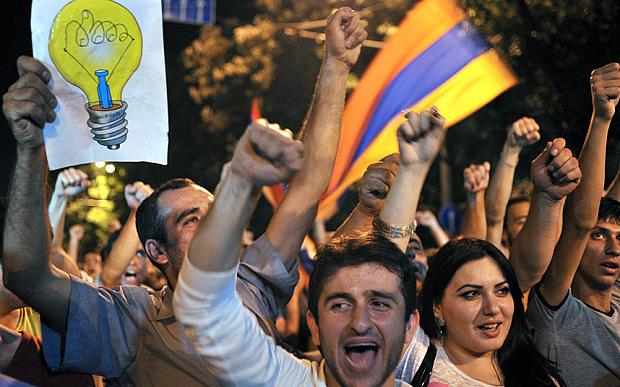Протесты в Ереване: демонстранты прогнали российские СМИ, полиция перекрывает улицы