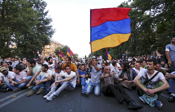 Власти Армении согласились временно доплачивать за электричество