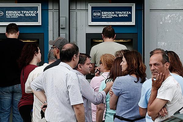 На межі дефолту: у Греції закрилися всі банки
