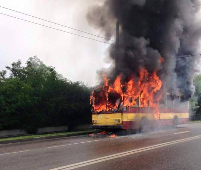 У Львові охоплений полум’ям тролейбус врізався в будівлю (ФОТО, ВІДЕО)