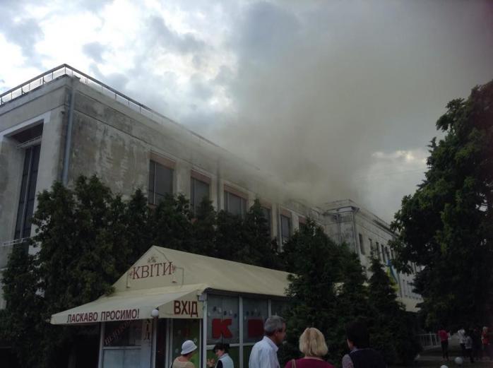 Під час гасіння пожежі в черкаському театрі постраждали троє рятувальників (ВІДЕО)