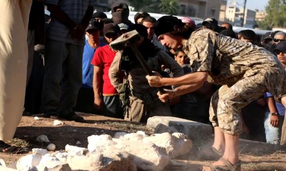 Боевики ИГИЛ разбили древние статуи из Пальмиры (ФОТО)