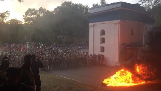 Мітингуючі у центрі Києва підпалили шини (ФОТО)