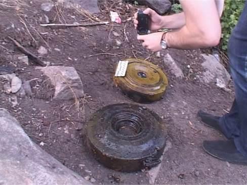 У Дніпропетровську знайшли заховані протитанкові міни, у Лисичанську — тротил і гранати (ФОТО, ВІДЕО)